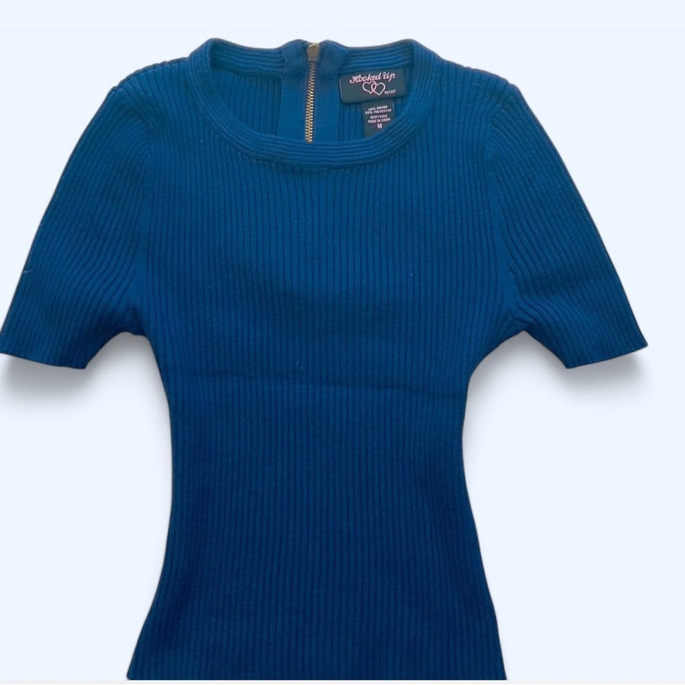 Deep blue ribbed top with a zipper in the back.